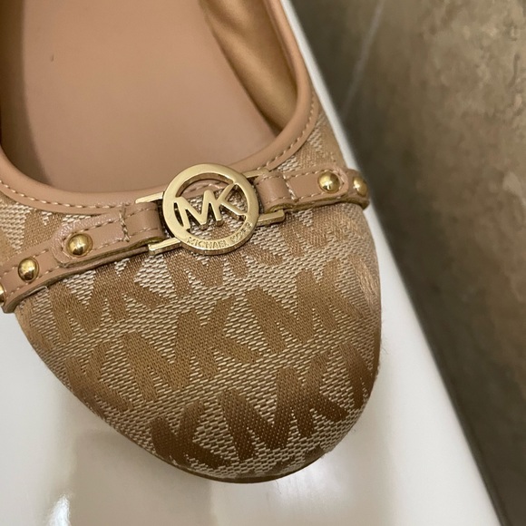 COPY - New MK flats size 4 but runs big - Picture 9 of 16